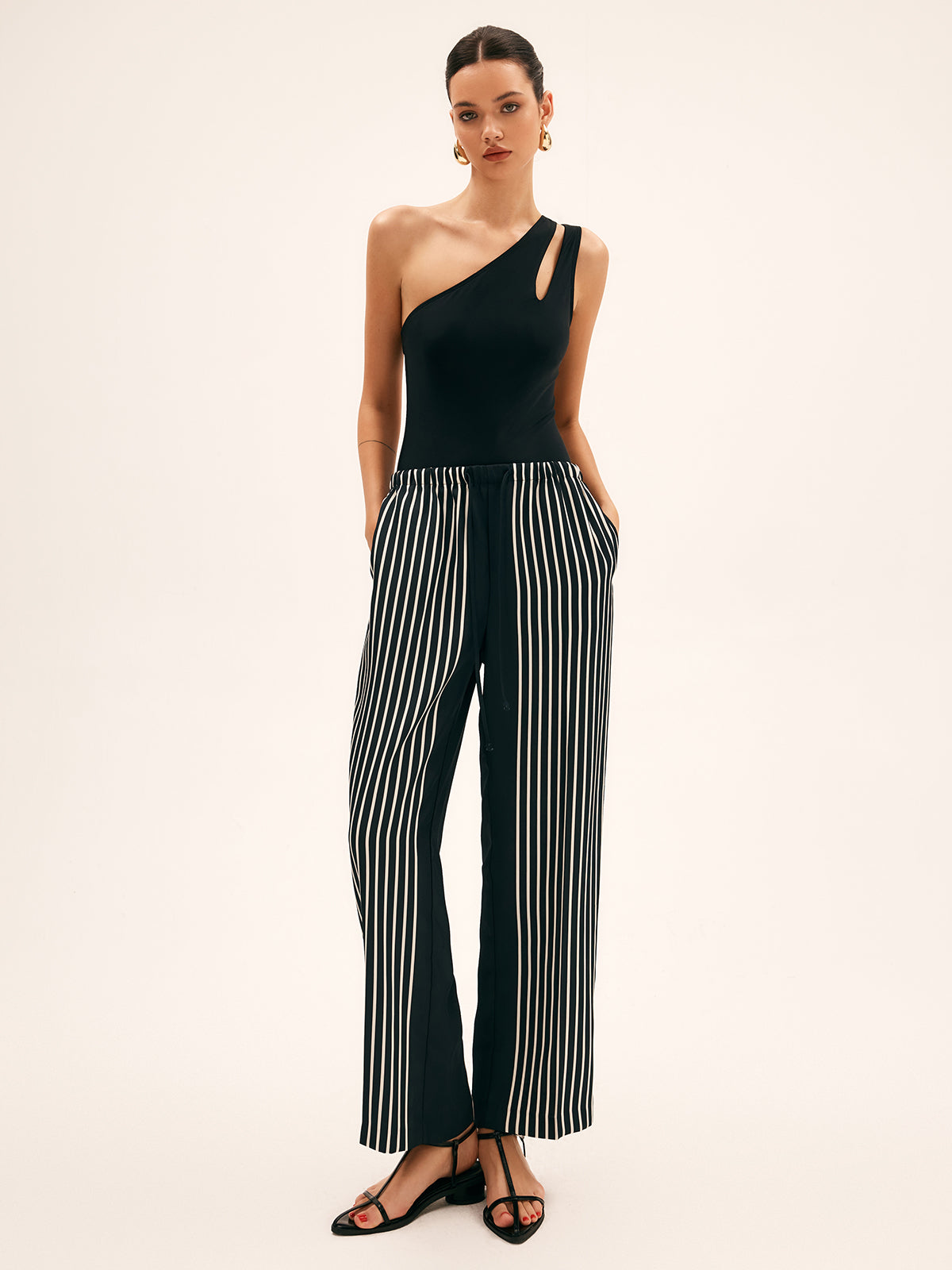 Asymmetrisch uitgesneden eendelig badpak van strekken jersey