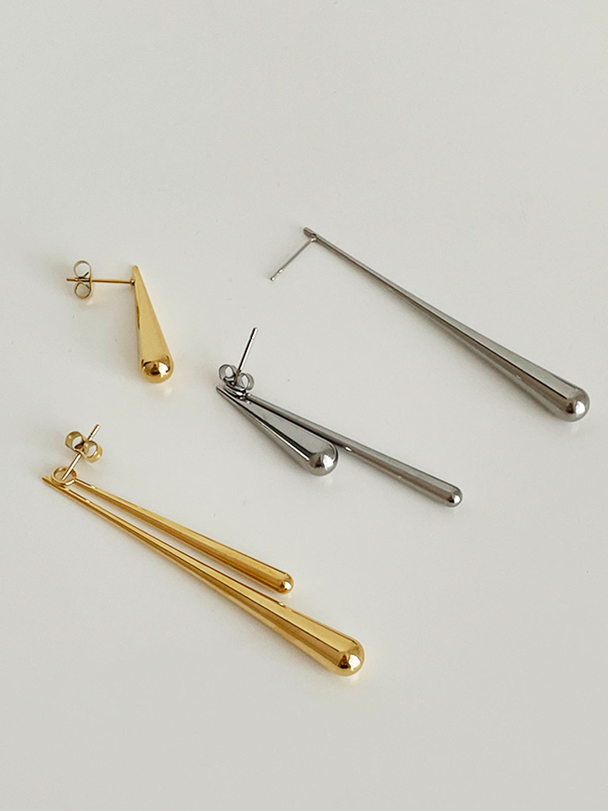 Oorbellen Asymmetrisch Goud Druppelvorm Titaniumstaal – Unieke Trend