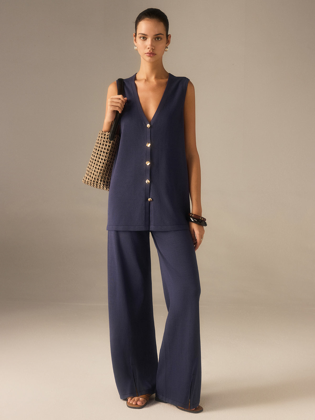 Gebreide Set met Gouden Knoopjes – Vest & Broek