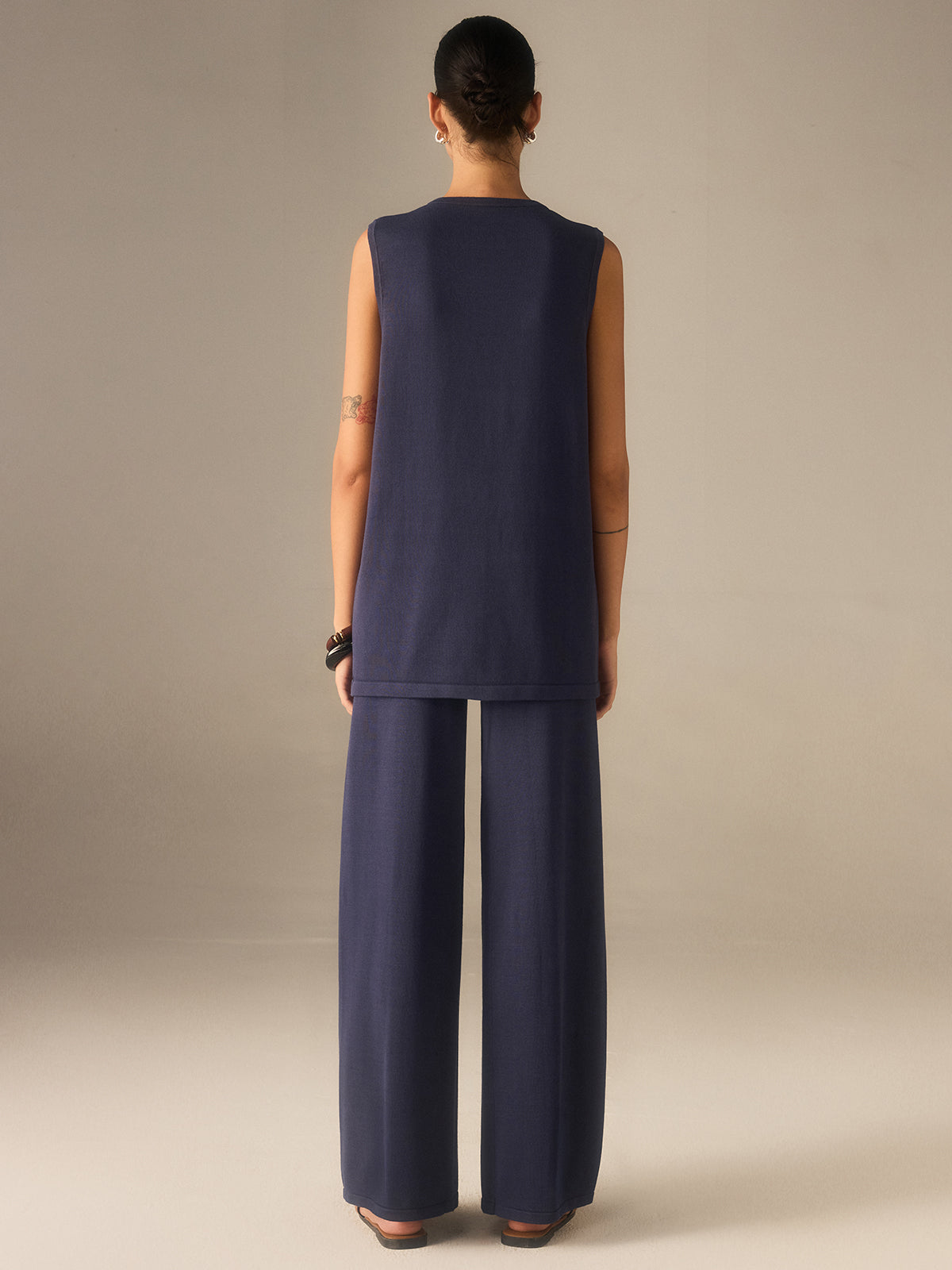 Gebreide Set met Gouden Knoopjes – Vest & Broek