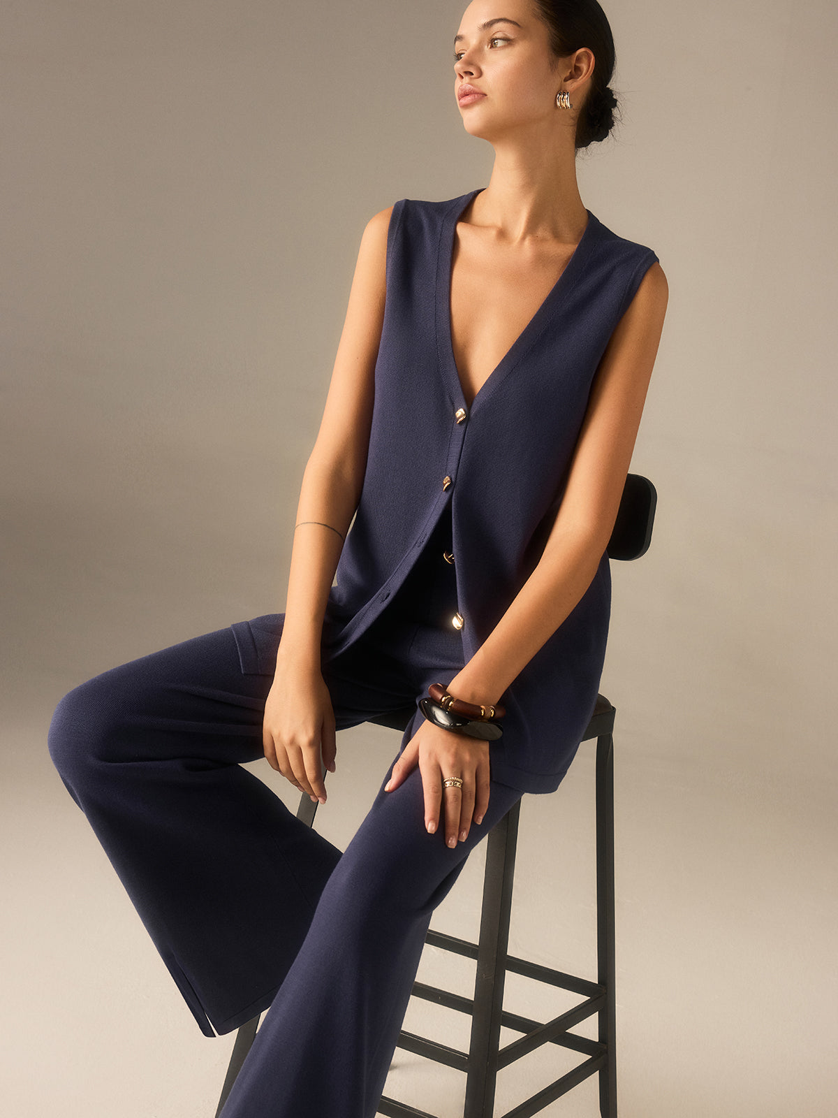 Gebreide Set met Gouden Knoopjes – Vest & Broek