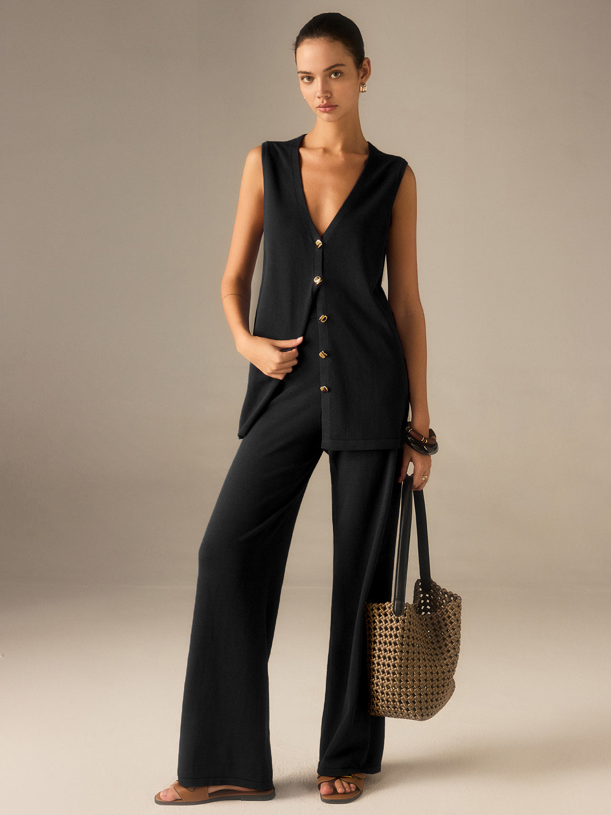 Gebreide Set met Gouden Knoopjes – Vest & Broek